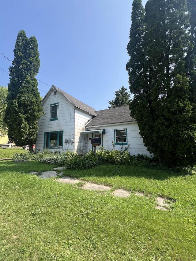 530 Wisconsin St, Columbus, WI 53925 - view of front of property with a front yard