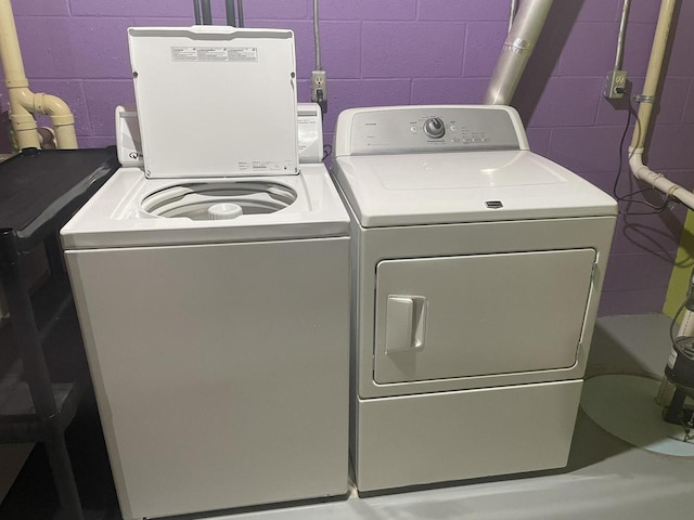 1508 Hoover St, New Holstein, WI 53061 - laundry area with washer and dryer and concrete block wall