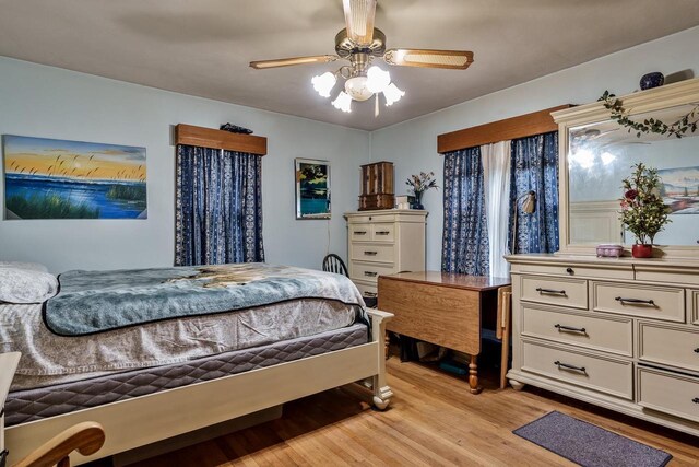 1422 S Burchard Ave, Freeport, IL 61032 - bedroom featuring light wood-style floors and a ceiling fan