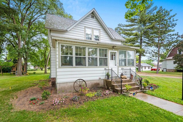 413 S Howard St, Princeton, WI 54968 - bungalow with roof with shingles and a front lawn