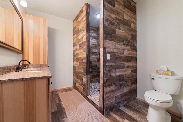 4304 E Leggate Rd, Superior, WI 54880 - bathroom featuring vanity, tiled shower, and wood finished floors