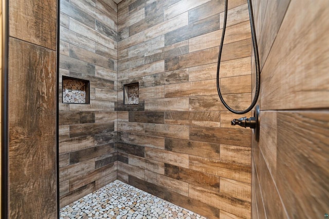 4304 E Leggate Rd, Superior, WI 54880 - bathroom with a tile shower
