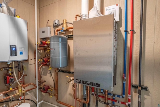 4304 E Leggate Rd, Superior, WI 54880 - utility room featuring water heater