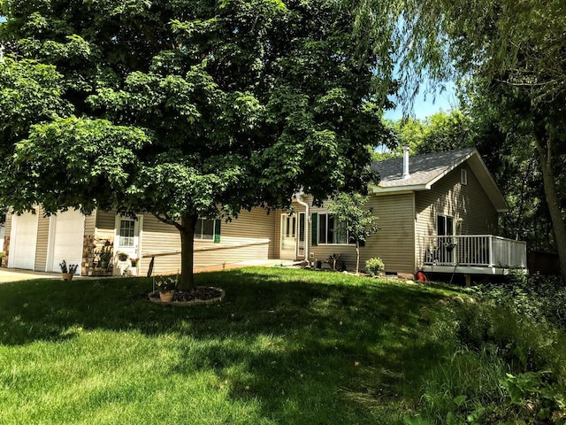 654 Riverview Ct Unit 2-Bldg C, Jefferson, WI 53549 - view of front of property featuring a deck, a front lawn, driveway, and a shingled roof