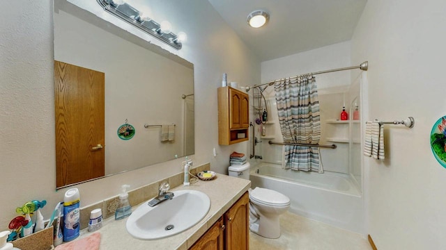 654 Riverview Ct Unit 2-Bldg C, Jefferson, WI 53549 - bathroom with vanity and shower / bath combination with curtain