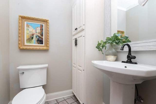 N69W29753 Ridgeview Ct, Hartland, WI 53029 - bathroom with toilet and baseboards