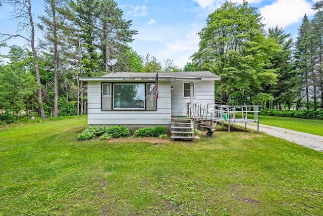 W914 Madsen Rd, Marinette, WI 54143 - view of front of home featuring a front lawn and gravel driveway
