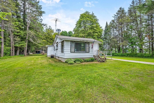 W914 Madsen Rd, Marinette, WI 54143 - view of front of property featuring a front lawn