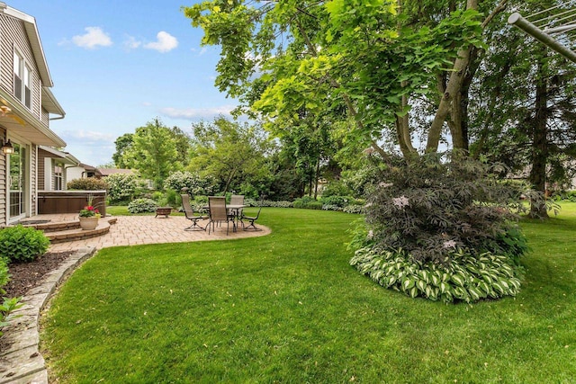 2939 W Roselawn Dr, Appleton, WI 54914 - view of grassy yard featuring a patio area