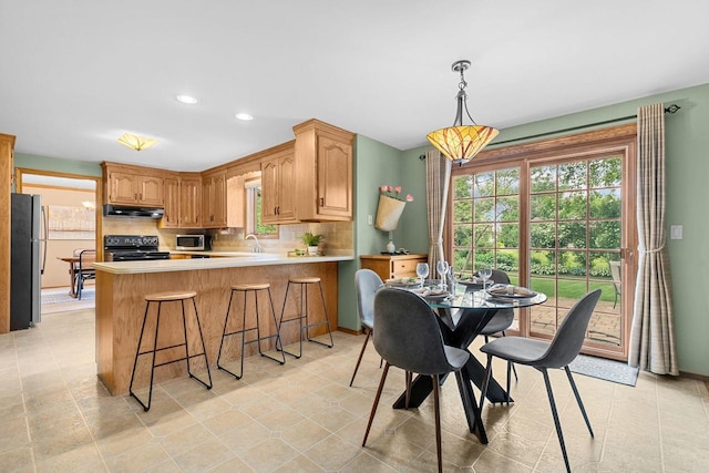 2939 W Roselawn Dr, Appleton, WI 54914 - dining area with recessed lighting and baseboards