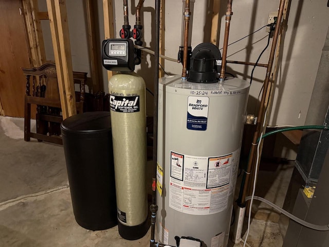 38630 Golf View Dr, Prairie Du Chien, WI 53821 - utility room with gas water heater