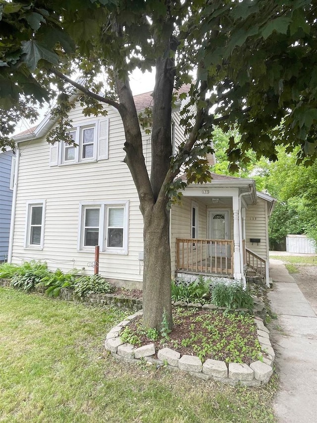 133 W 16th Ave, Oshkosh, WI 54902 - view of front of property featuring a porch and a front yard