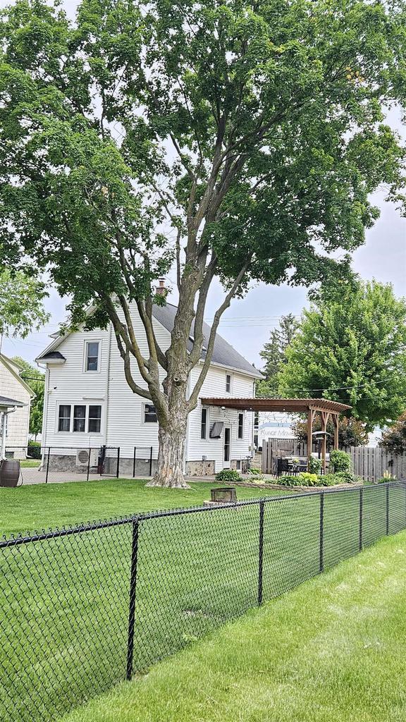 553 W 17th Ave, Oshkosh, WI 54902 - view of fenced yard