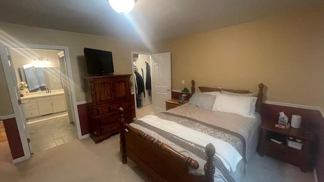 22 Weatherstone Dr, Appleton, WI 54914 - bedroom featuring ensuite bathroom, a spacious closet, and light carpet