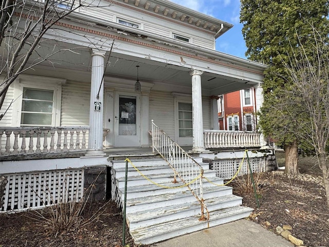 195 E Park Ave, Berlin, WI 54923 - view of front facade with a porch