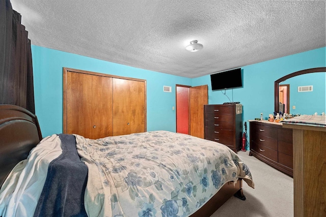 W4976 Pinewood Ln, Merrill, WI 54452 - bedroom with light carpet, a closet, a textured ceiling, and arched walkways