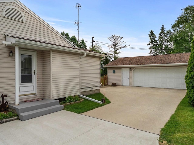 3715 N 17th St, Sheboygan, WI 53083 - view of side of home with a detached garage