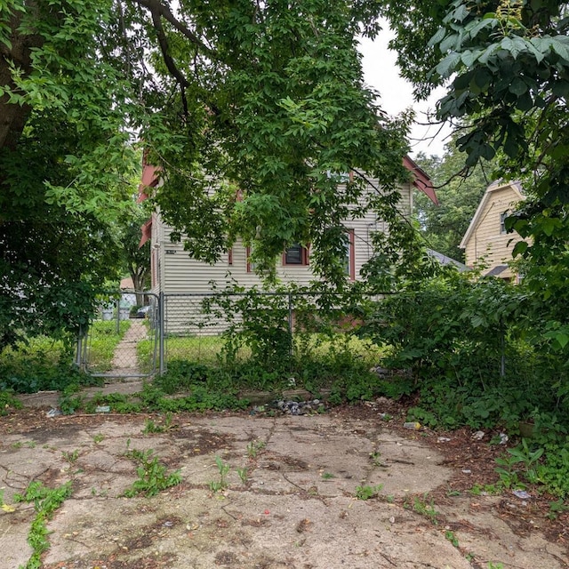 1920 W Vienna Ave, Milwaukee, WI 53206 - view of yard with a gate