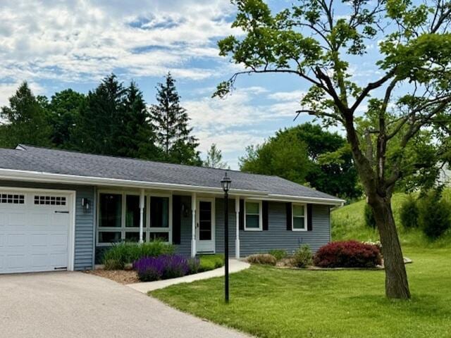 W254S6620 Ridge Rd, Waukesha, WI 53189 - single story home featuring an attached garage, a front yard, and driveway