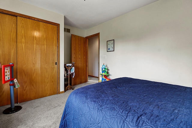 6320 10th Pl, Kenosha, WI 53144 - carpeted bedroom featuring baseboards and a closet