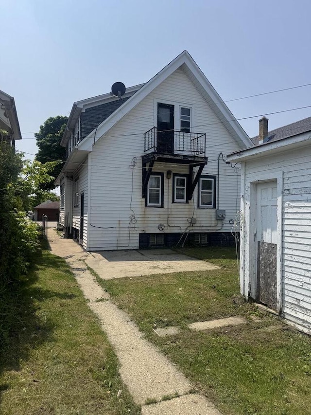 2320 W Hope Ave Unit 2320A, Milwaukee, WI 53209 - back of property featuring a balcony and a yard