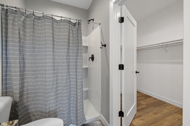 1883 Woodland Way, Slinger, WI 53086 - full bath with wood finished floors, a shower with shower curtain, and a spacious closet