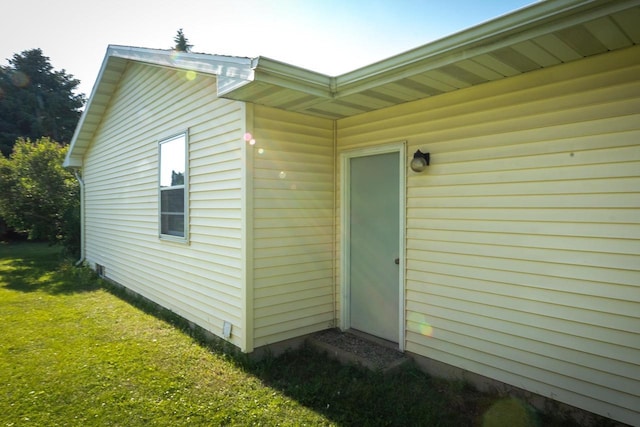 851 Hennessy St, Oshkosh, WI 54904 - view of exterior entry featuring a lawn