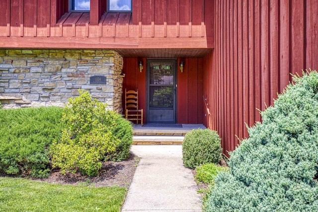 1334 W Cloverdale Dr, Appleton, WI 54914 - property entrance featuring stone siding