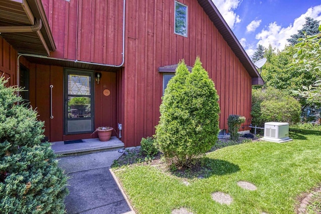 1334 W Cloverdale Dr, Appleton, WI 54914 - view of exterior entry featuring a lawn
