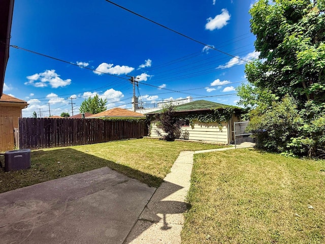 6352 W Medford Ave, Milwaukee, WI 53218 - view of yard with a patio area