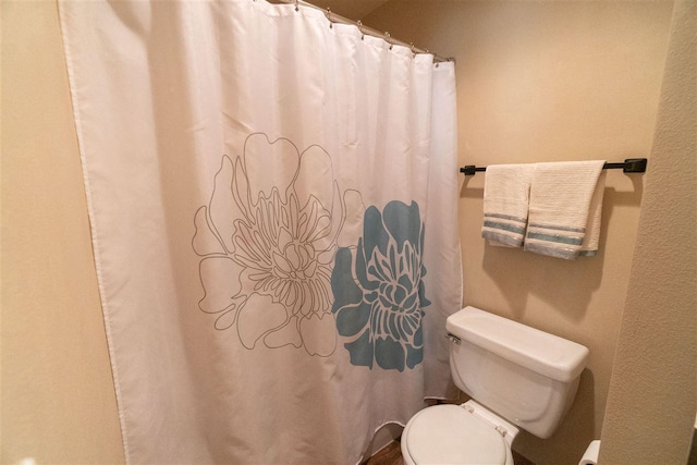 W5353 Amy Ave, Appleton, WI 54915 - full bathroom featuring toilet and curtained shower