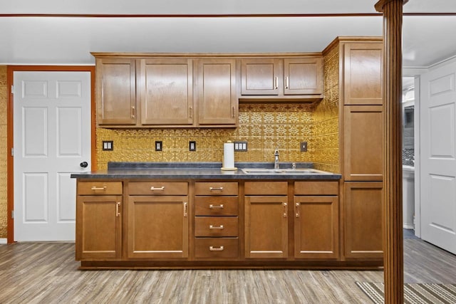 4350 S US Highway 45, Oshkosh, WI 54902 - kitchen featuring light wood-style floors, dark countertops, and backsplash