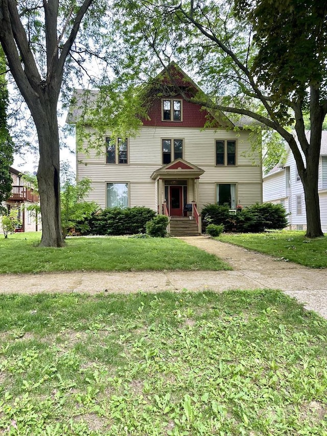 525 Dunbar Ave, Waukesha, WI 53186 - victorian house with a front lawn