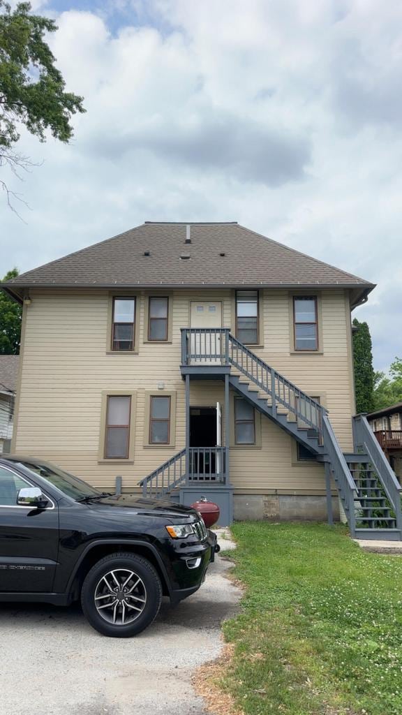 525 Dunbar Ave, Waukesha, WI 53186 - view of front facade featuring stairs and a front lawn