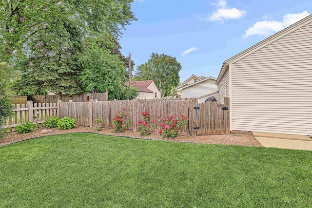 1515 Rugby St, Oshkosh, WI 54902 - view of yard with a gate