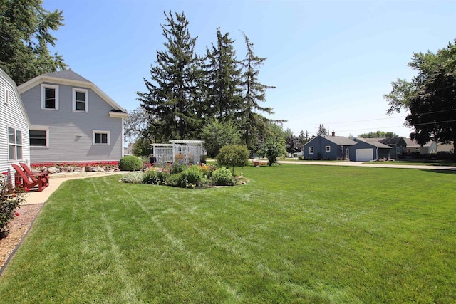 1515 Rugby St, Oshkosh, WI 54902 - view of green lawn with a garage