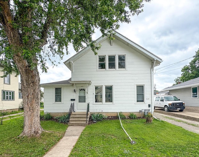 417 W 7th Ave, Oshkosh, WI 54902 - view of front facade featuring a front lawn