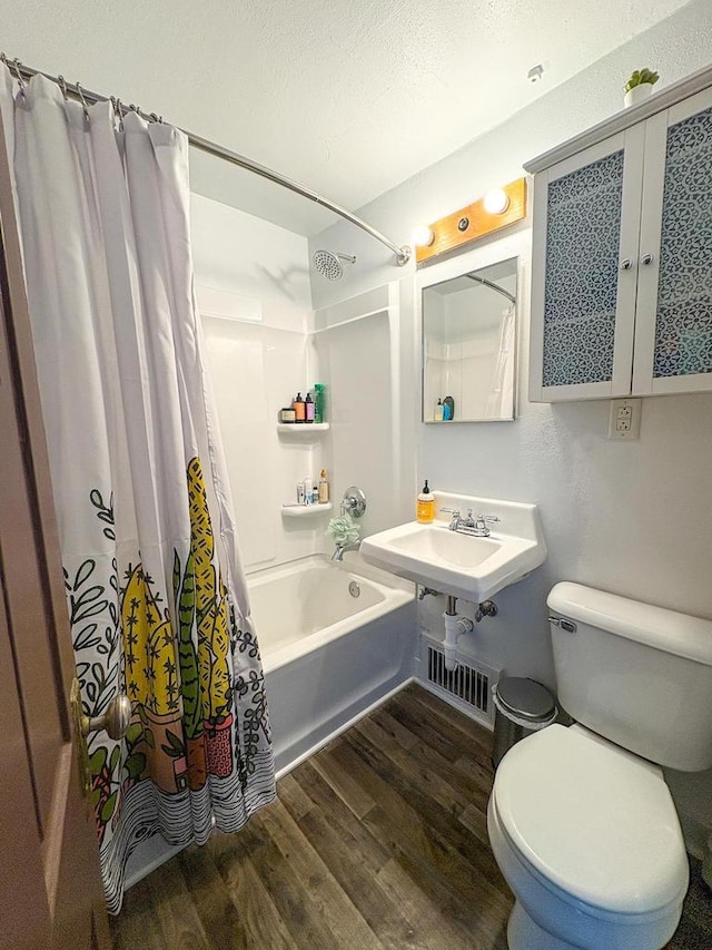 417 W 7th Ave, Oshkosh, WI 54902 - full bathroom featuring shower / tub combo with curtain and wood finished floors