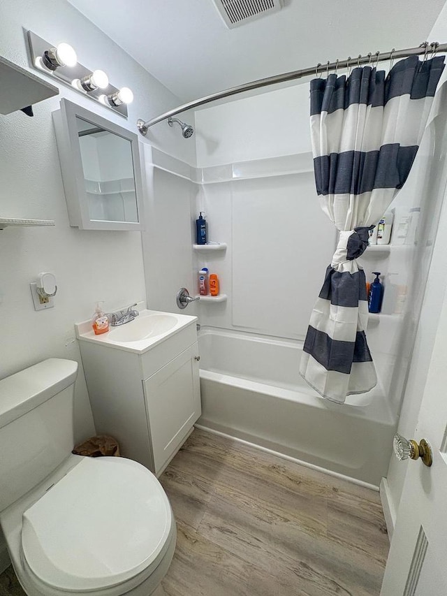 417 W 7th Ave, Oshkosh, WI 54902 - full bath with shower / bath combo with shower curtain, wood finished floors, and vanity