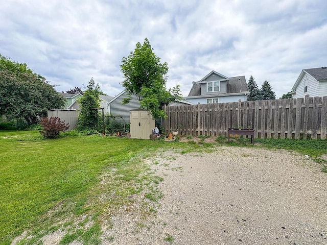 417 W 7th Ave, Oshkosh, WI 54902 - view of yard with a storage unit