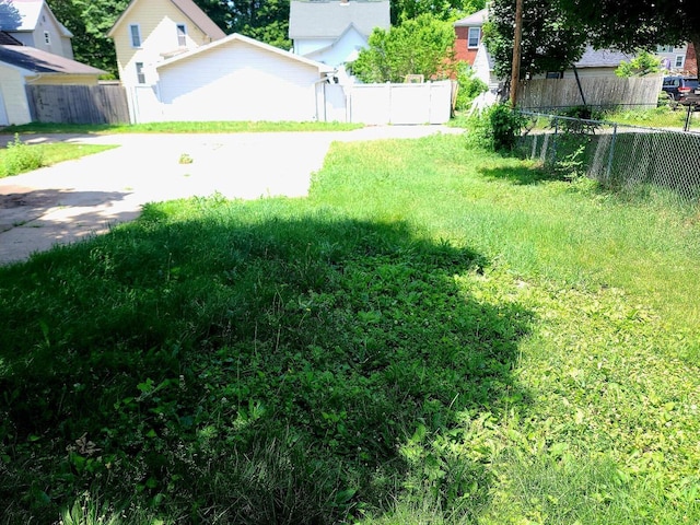 852 8th St, Beloit, WI 53511 - view of yard with concrete driveway