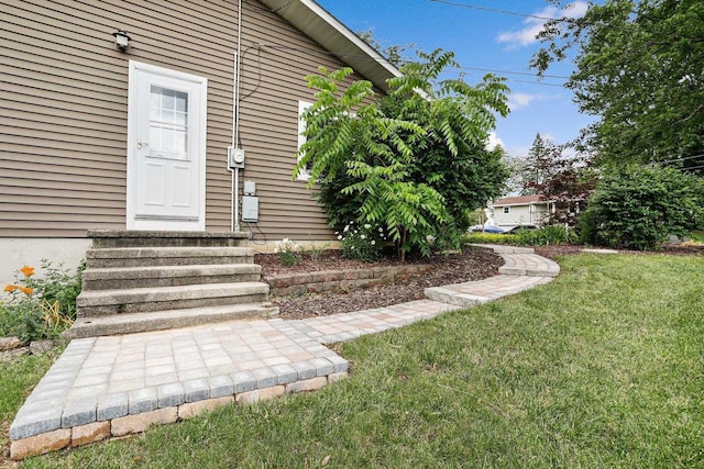 521 Maunesha Dr, Marshall, WI 53559 - entrance to property featuring a lawn