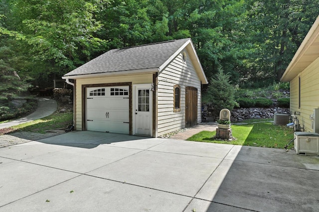 520 Bayberry Ln, Slinger, WI 53086 - detached garage with driveway