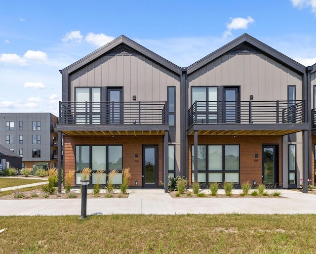4199 E Hemlock Dr Unit 108, Oak Creek, WI 53154 - back of house featuring a balcony