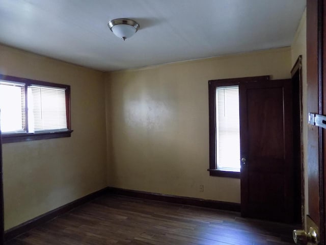 3152 N 38th St Unit 3154, Milwaukee, WI 53216 - empty room featuring dark wood finished floors and baseboards