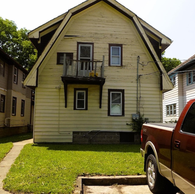 3152 N 38th St Unit 3154, Milwaukee, WI 53216 - back of property featuring a balcony, a lawn, and a gambrel roof