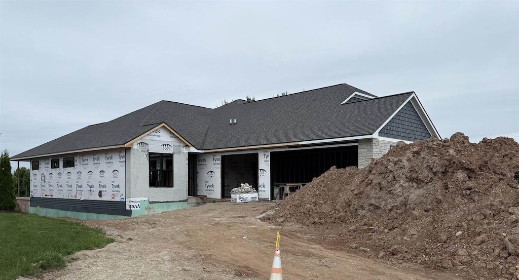 2730 Castaway Ct, Green Bay, WI 54311 - unfinished property with roof with shingles