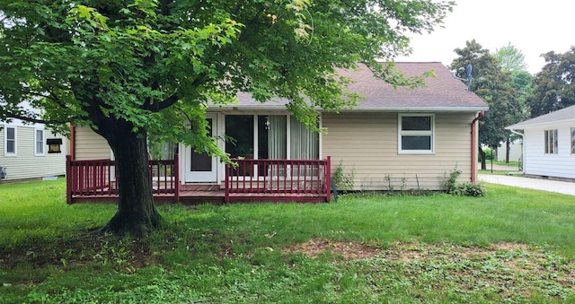 921 S 10th St, Wisconsin Rapids, WI 54494 - view of front of home with a front lawn, a deck, and roof with shingles