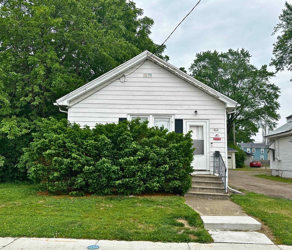 814 Mckinley St, Oshkosh, WI 54901 - view of front facade featuring a front yard and entry steps