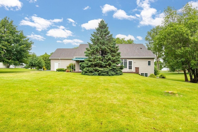 4431 Bellhaven Ln, Oshkosh, WI 54904 - back of house with a lawn and a garage